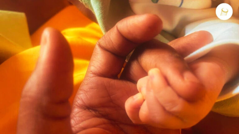 Une-maman-tenant-la-main-de-son-enfant