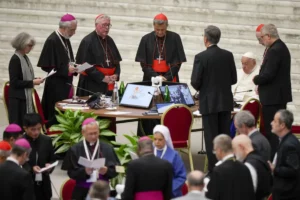 La séance d'ouverture de la deuxième session de la 16e Assemblée générale du Synode des évêques dans la salle Paul VI du Vatican, le mercredi 2 octobre 2024.