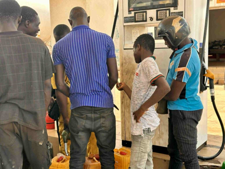 La foule présente dans une station de vente de carburant à Bamako, le 23 septembre 2025. Crédit photo : Studio Tamani
