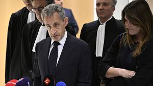 Nicolas Sarkozy a été condamné à cinq ans de prison pour « association de malfaiteurs » et sera bientôt incarcéré dans l’affaire du financement par l’ex-dirigeant libyen Mouammar Kadhafi de sa campagne présidentielle victorieuse de 2007. L'ancien président Nicolas Sarkozy a été déclaré coupable le 25 septembre par la justice française d'association de malfaiteurs, mais a été relaxé des accusations de corruption passive dans l'affaire concernant les soupçons de financement de sa campagne présidentielle victorieuse de 2007 par l'ancien dirigeant libyen Mouammar Kadhafi. L'ancien chef d'État, âgé de 70 ans, sera convoqué dans un délai d'un mois par le parquet qui lui communiquera la date de son incarcération. Un éventuel appel ne suspendra pas cette décision. La présidente du tribunal correctionnel de Paris a précisé que Nicolas Sarkozy était reconnu coupable d'association de malfaiteurs pour avoir « permis à ses proches collaborateurs et soutiens politiques, sur lesquels il avait autorité », de solliciter les autorités libyennes « afin d'obtenir ou de tenter d'obtenir des soutiens financiers en Libye en vue de financer » sa campagne de 2007. En revanche, le tribunal l'a relaxé des accusations de recel de détournement de fonds publics libyens, de corruption passive et de financement illégal de campagne électorale. 