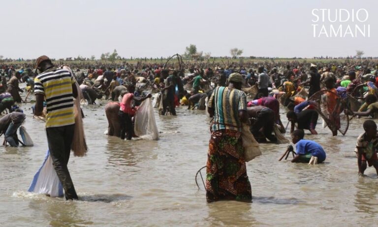 Des-pecheurs-dans-la-mare-au-Sanke-mo