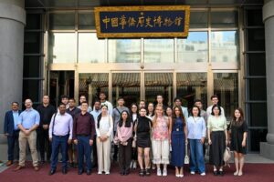 Les participants à la session d'échanges "Récits des liens entre les peuples chinois et américain & Re-China Dialogue" posent pour une photo de groupe au Musée de l'histoire des Chinois d'outre-mer de Chine, à Beijing, la capitale de la Chine, le 30 juin 2026. (Xinhua/Jin Liangkuai)