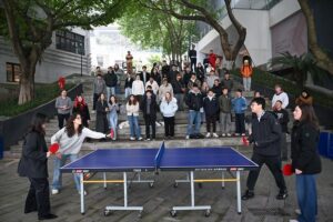 Des jeunes Chinois et Américains participent à une partie amicale de ping-pong au musée Stilwell à Chongqing, dans le sud-ouest de la Chine, le 16 janvier 2026. (Xinhua/Chen Cheng)